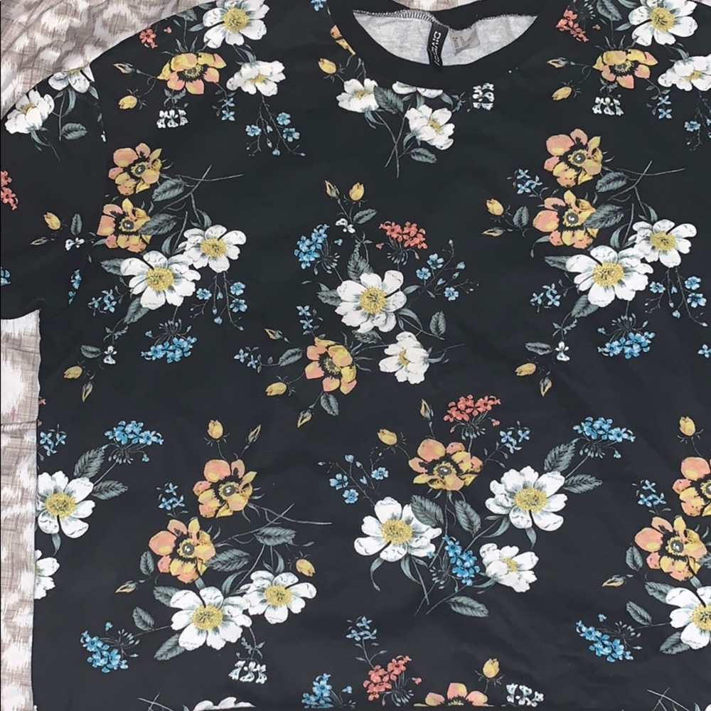 Thin long sleeved sweater.